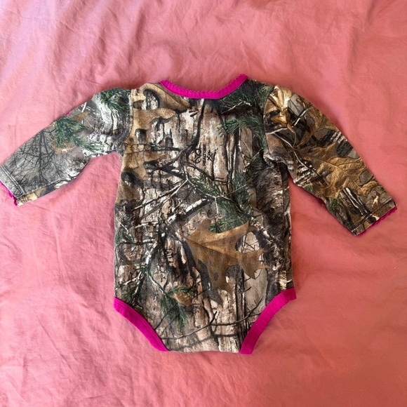 Carhartt Realtree Ruffle Pink Logo Long Sleeve Onesie 12M - Picture 2 of 3